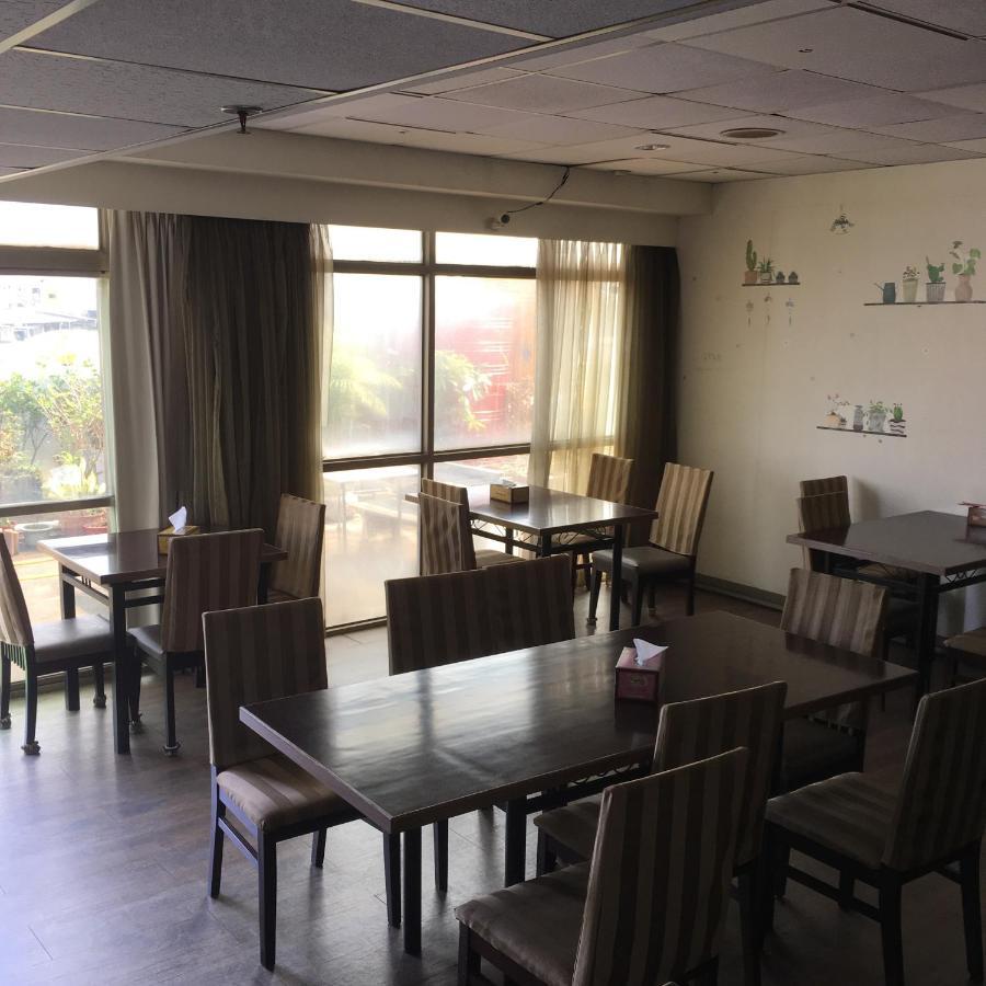 文南哥爸妻夫飯店 Hotel Tainan Exterior photo